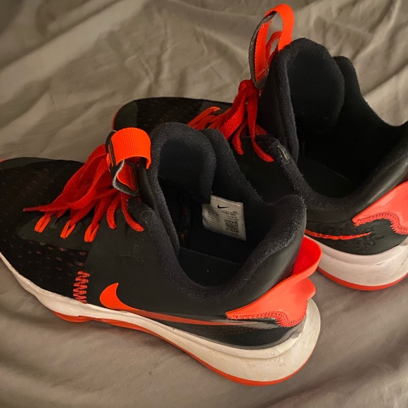 LeBron basketball shoes 9.5 US - Picture 2 of 4